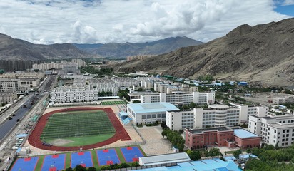 “讲台虽小，能载山河”