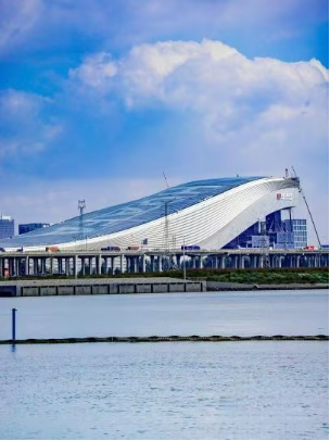 中建兴业在深圳前海华发冰雪世界屋顶铺设“微型发电站”