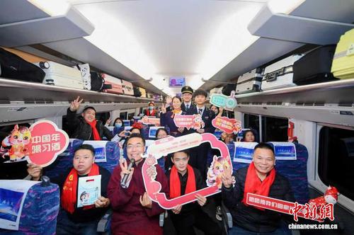 2月5日,广州南站开往贵阳北的D1854次列车上举行了一场别开生面的新春联欢会。陈海洋 摄 2月5日,广州南站开往贵阳北的D1854次列车上举行了一场别开生面的新春联欢会。陈海洋 摄