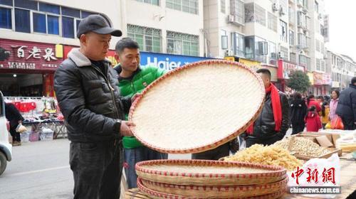 图为江西省九江市修水县山口镇的年集上,农户在选购年货。余星 摄 图为江西省九江市修水县山口镇的年集上,农户在选购年货。余星 摄