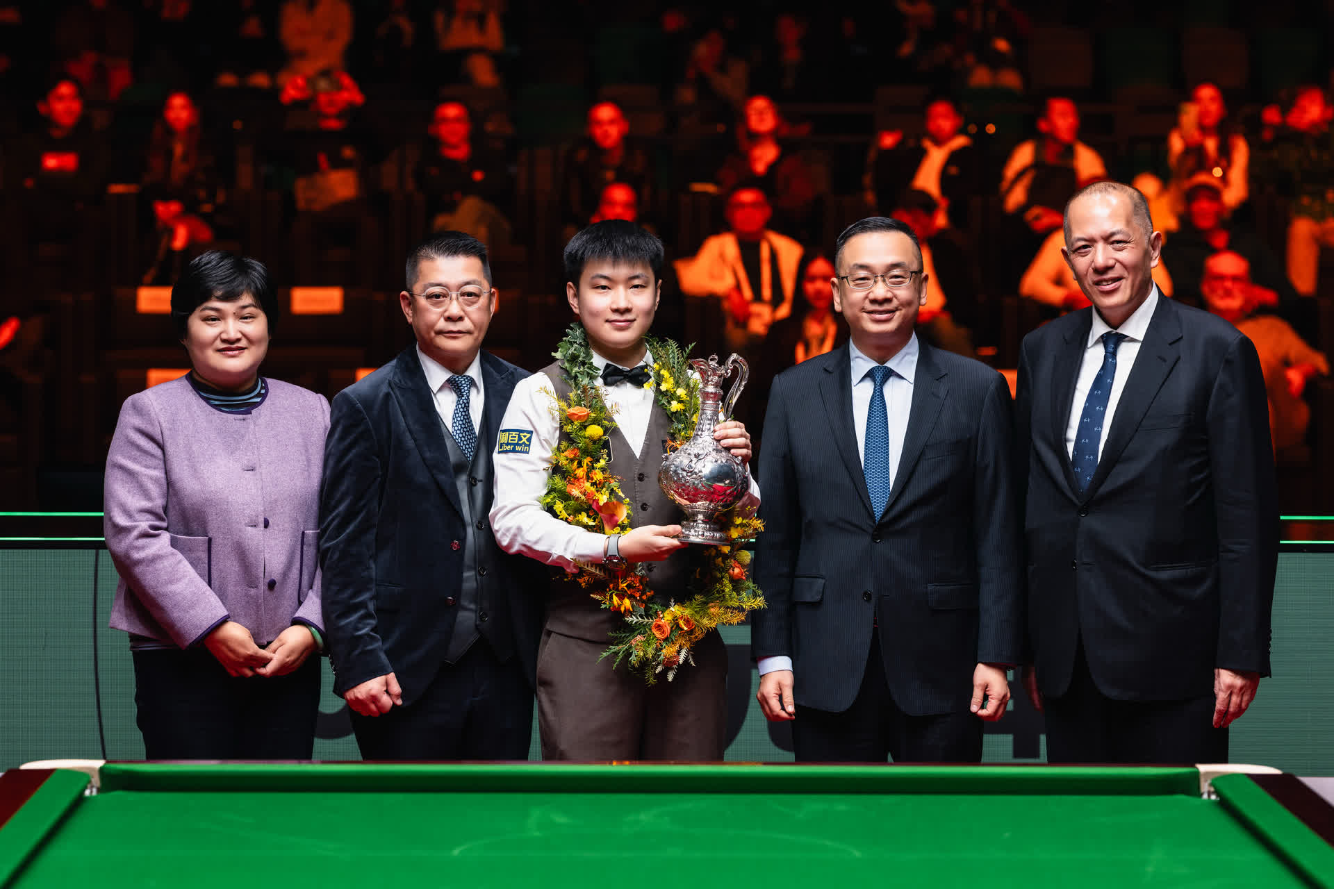 ​斯诺克世界大奖赛赵心童夺冠 金利来集团主席曾智明为其颁奖