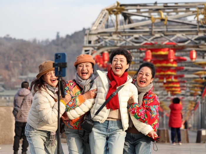 甘肃兰州：黄河百年铁桥 灯笼高挂迎新