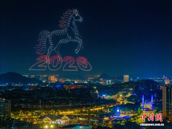 浙江夜空“万马奔腾” 科技点亮马年新春