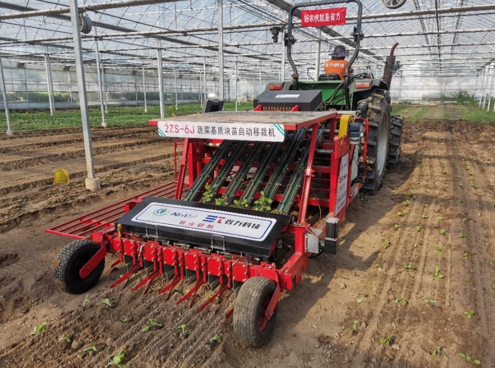 国内首台蔬菜基质块苗全自动移栽机问世