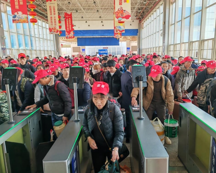 从“家门”到“厂门” 春风护航节后返岗复工