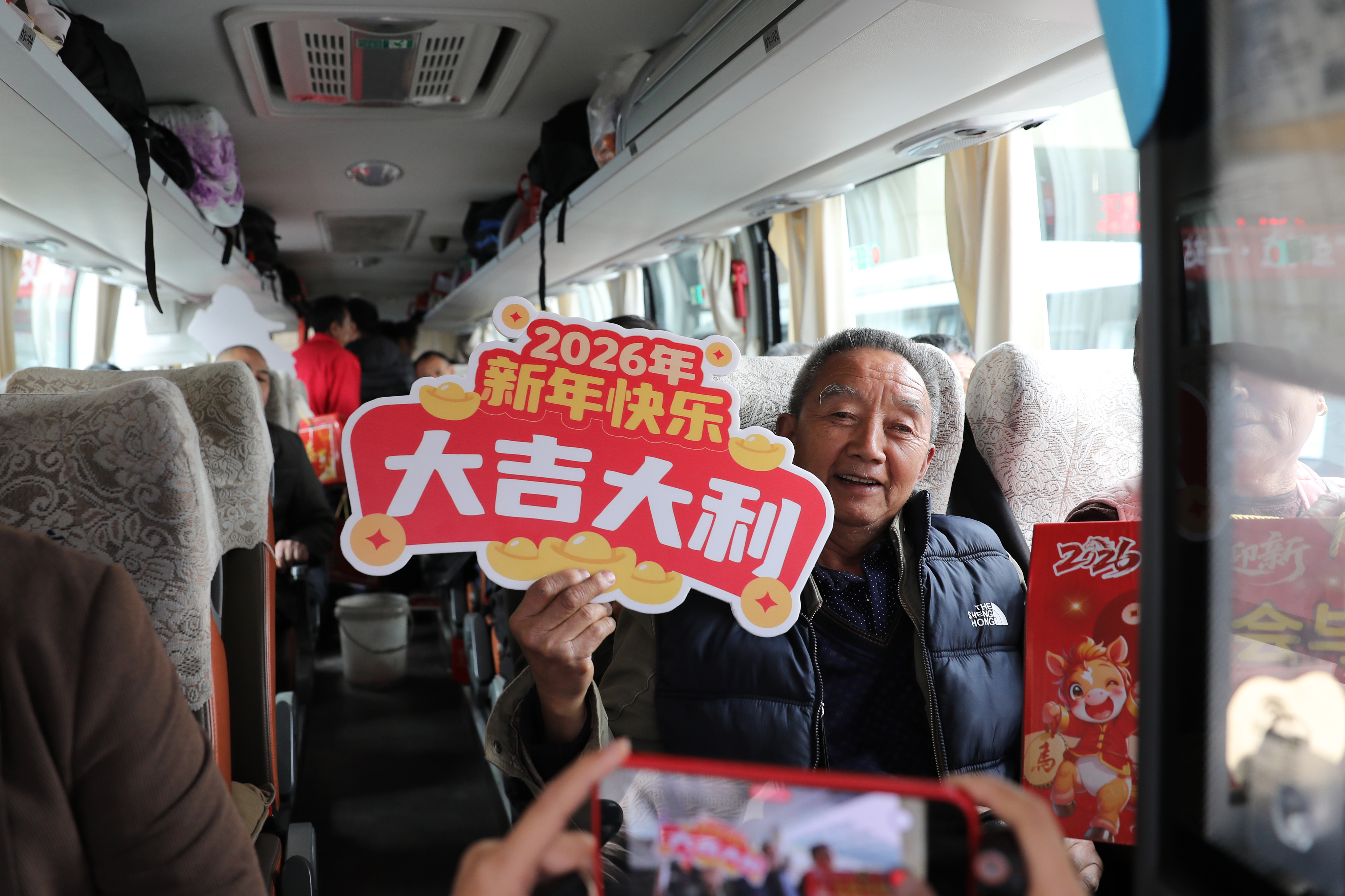 各界同心送温暖 新春聚力惠民生