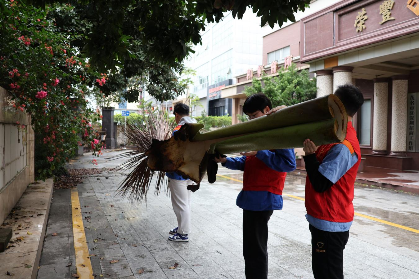 学雷锋 见行动｜中铁八局志愿者服务进社区