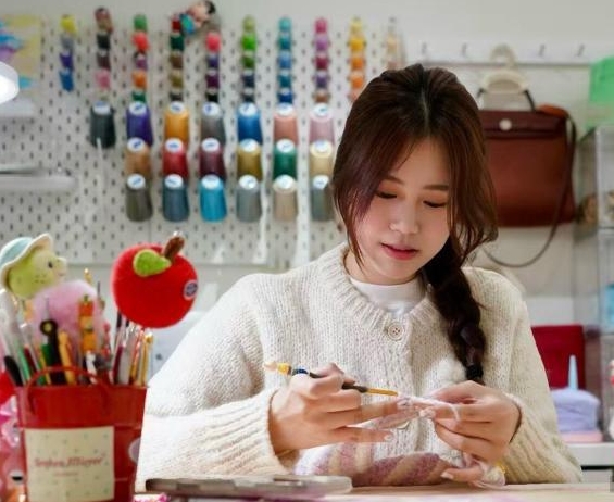 “手搓”点亮自由创意 年轻人巧手解锁生活新可能