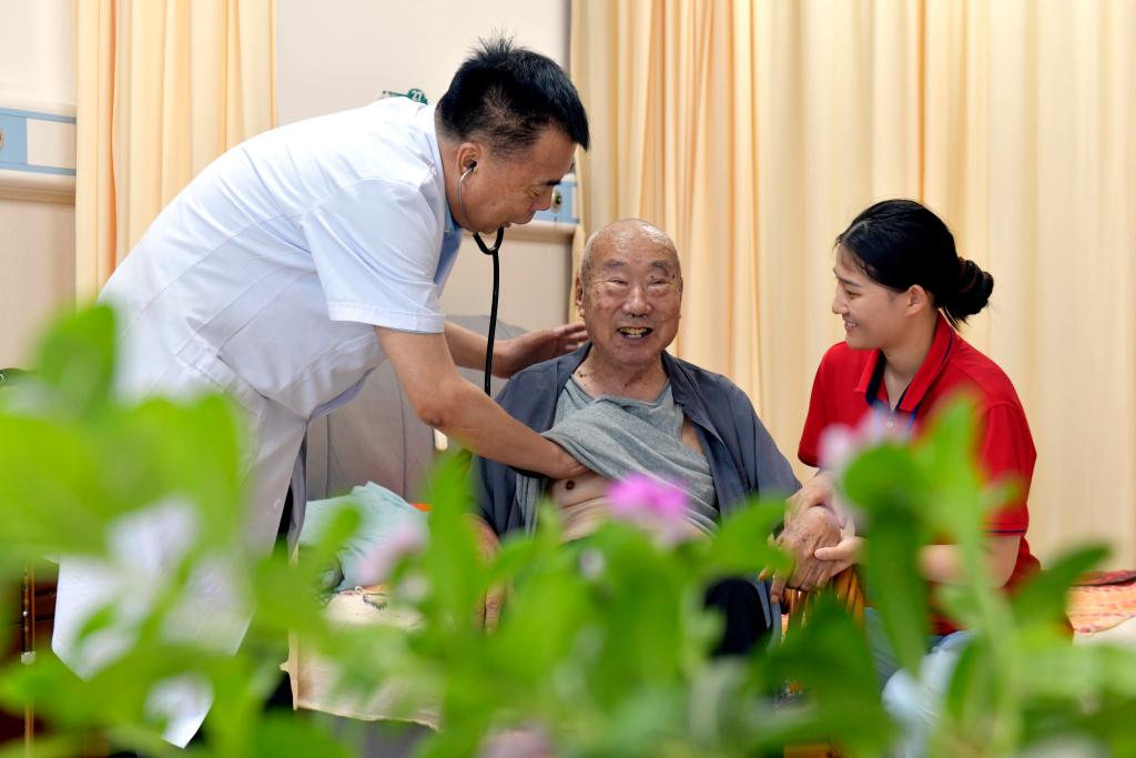 新华鲜报丨首超3万亿元！2025年医保“家底”更厚实