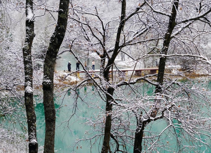 甘肃宕昌：官鹅沟春雪美如画