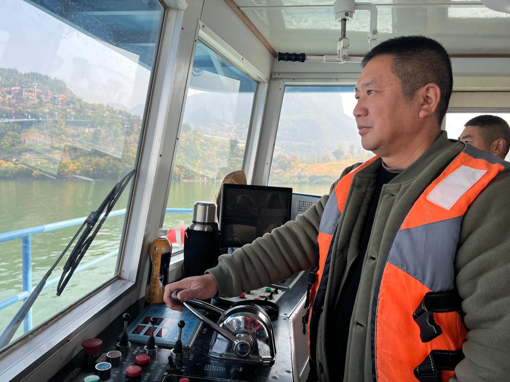 为守护一江碧水，这群人追着垃圾“赛跑”