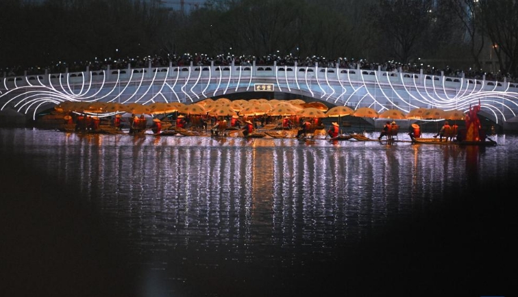 北京：“金龙”巡春亮马河