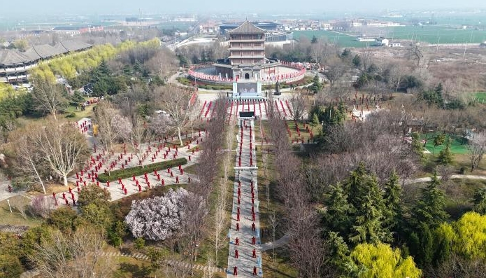 近千名太极拳爱好者展演太极 共庆“国际太极拳日”