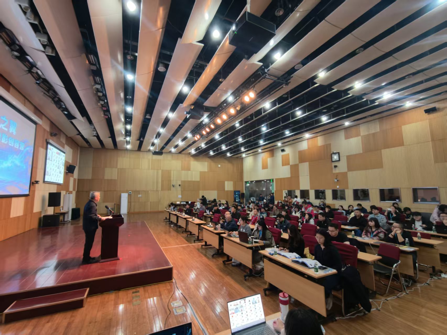 探索科学与艺术融合新路径