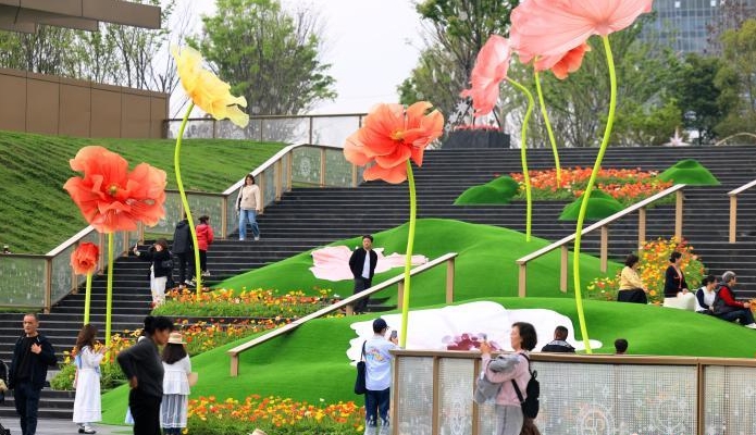 成都：巨型“虞美人”扮靓街头吸引市民打卡