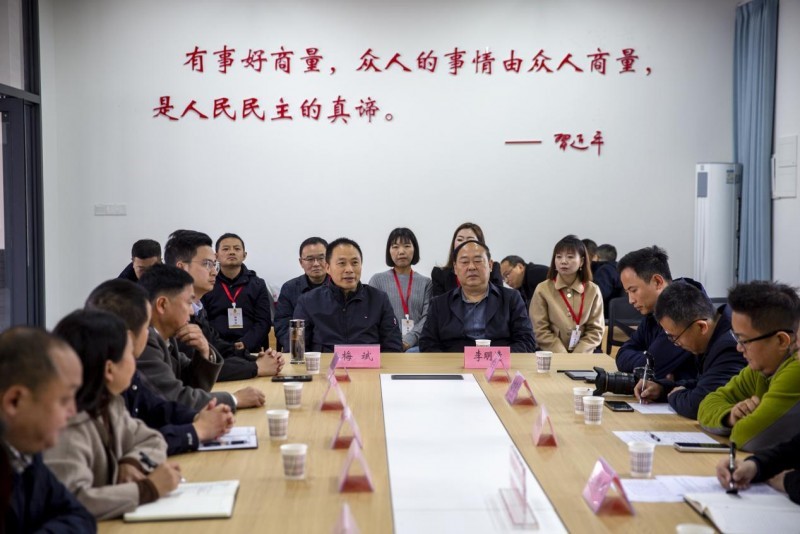 开展“有事来协商•守护青衣江”增殖放流活动