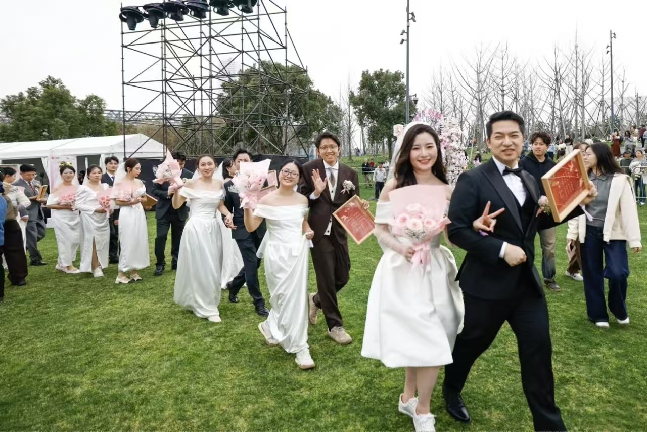 上海浦东新区积极探索创新婚姻服务 百对新人举行集体婚礼