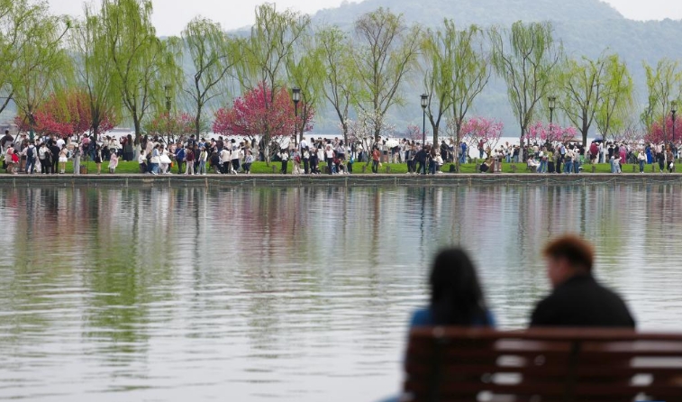 杭州西湖：又是桃红柳绿时