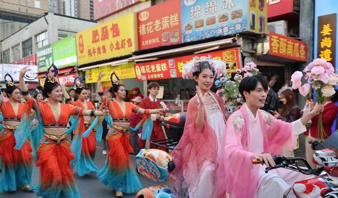 沉浸式演艺加持 淄博烧烤经济升温