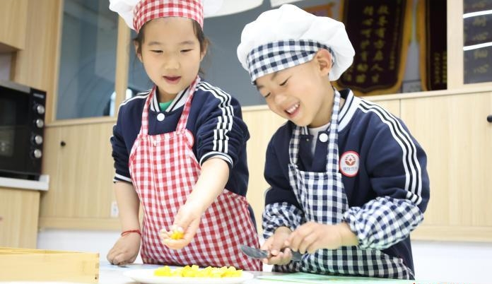 山东济宁：织密民生保障网 呵护“一老一小”