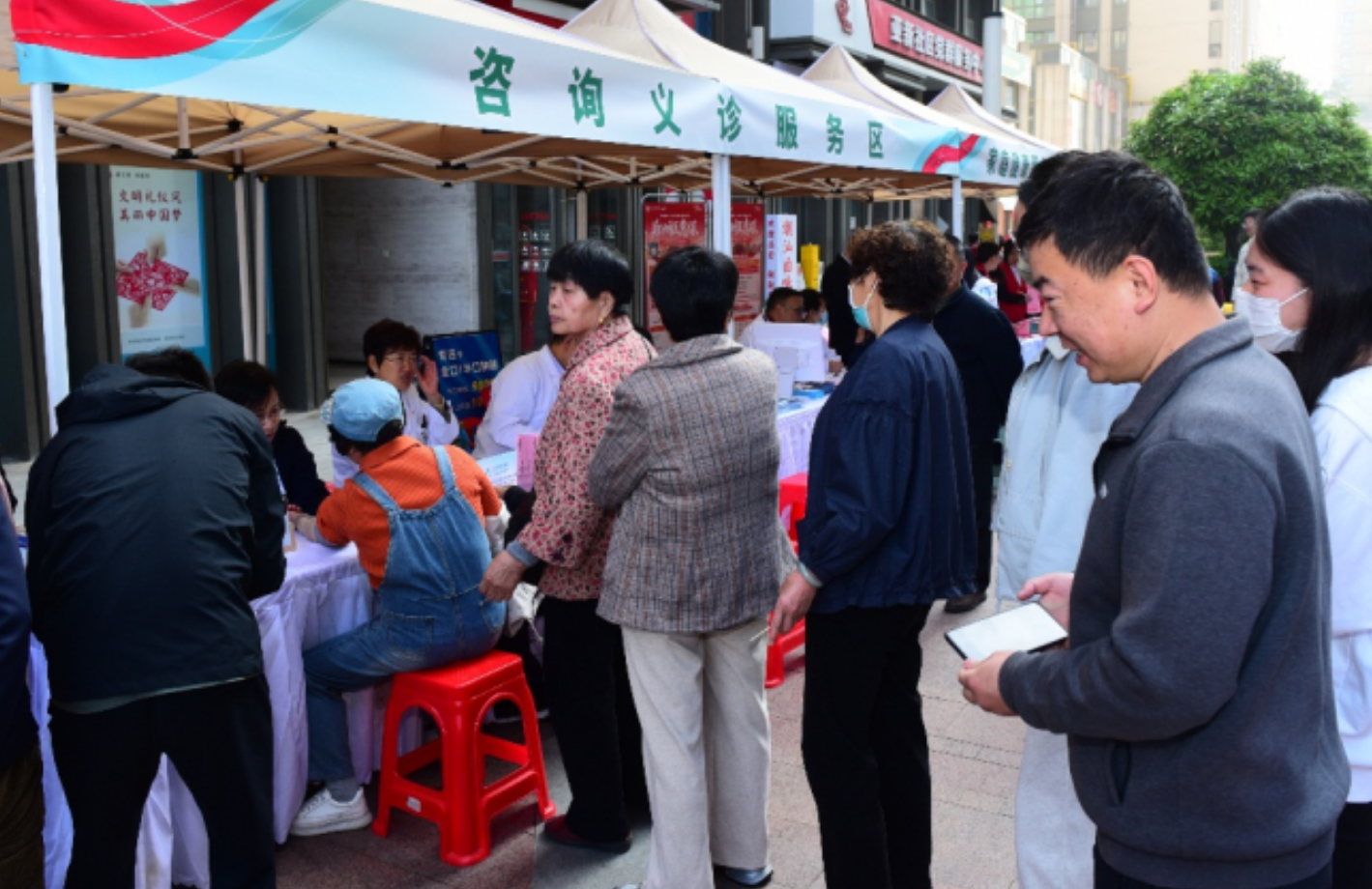四月春风里，健康送到家——“健康加 守护家”活动走进郑州，联动专家守护社区健康防线