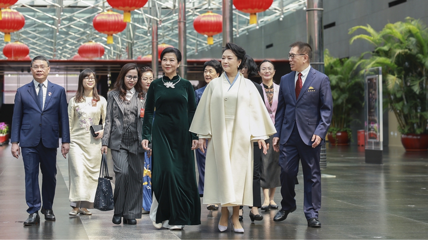 彭丽媛同越共中央总书记、国家主席夫人吴芳璃参观中国国家大剧院