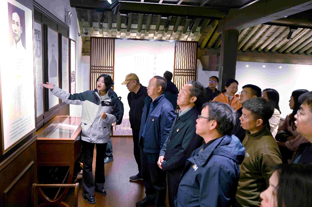 寻迹中轴线文脉 重温中山精神