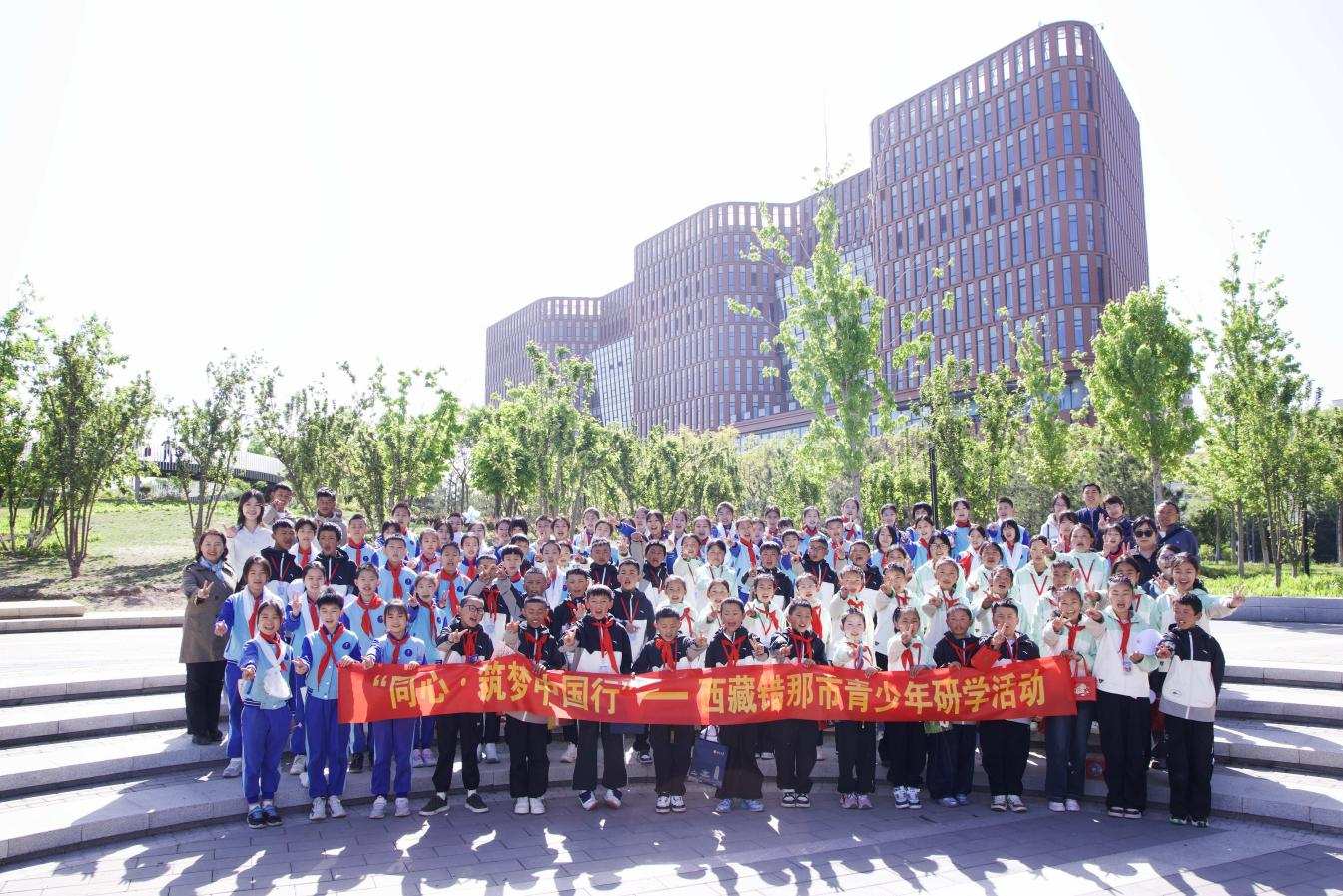 京藏少年手拉手 共植同心向未来