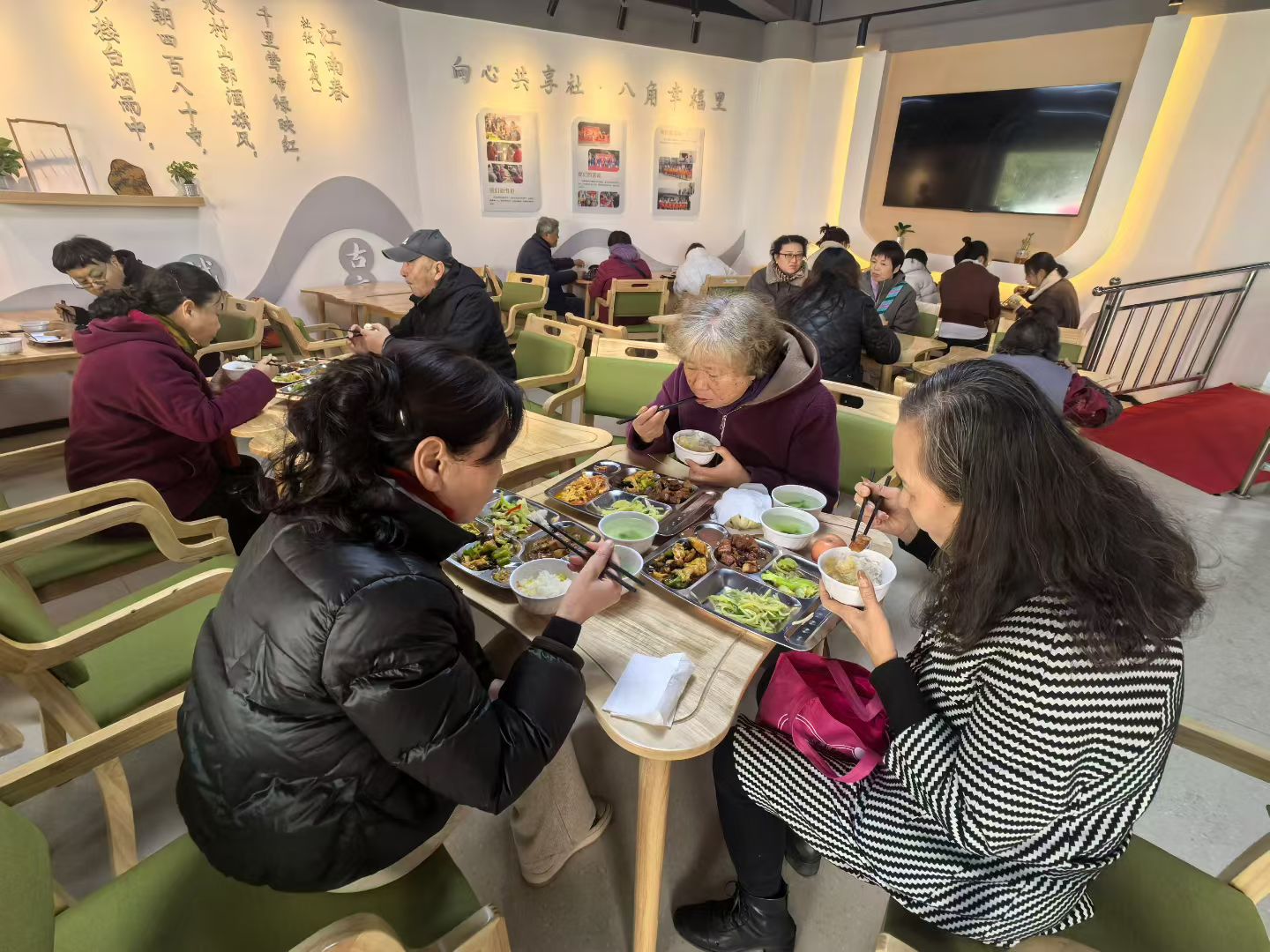 坐在“食堂”看“客厅”