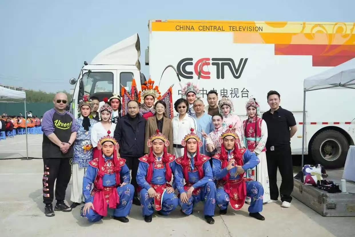 戏台搭在工地上  国粹唱进心里头