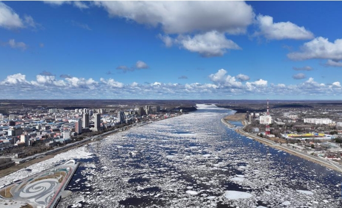 黑龙江上“跑冰排”