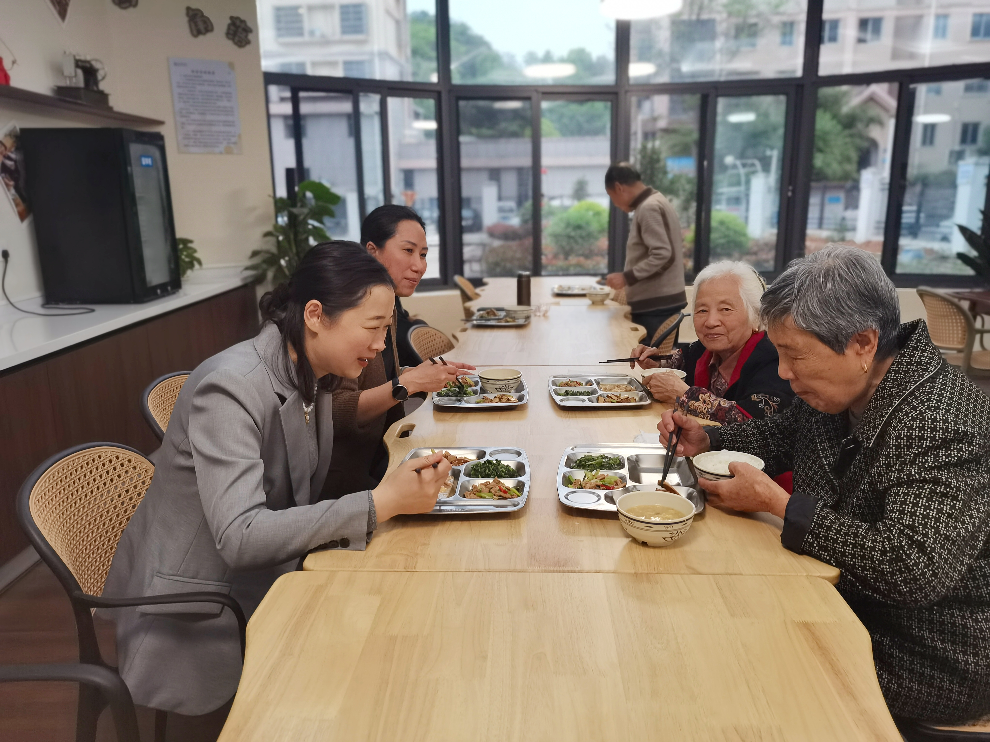 江西上饶信州区：同餐同食听心声，按需点单暖夕阳