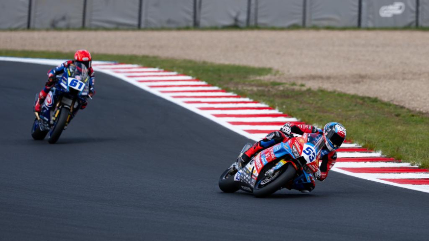 “张雪机车”德比斯赢下激烈缠斗 十战收获第五冠