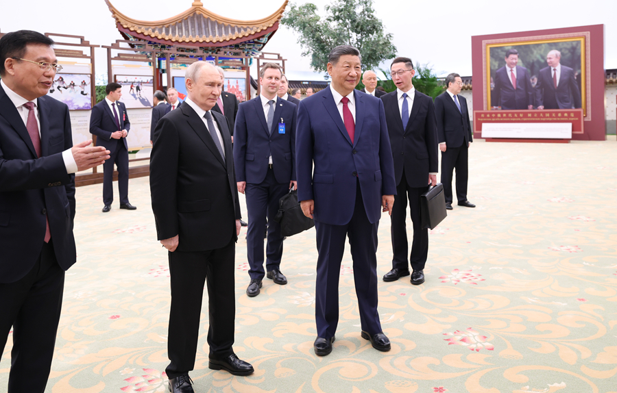 习近平同俄罗斯总统普京共同参观“传承中俄世代友好　树立大国关系典范”图片展