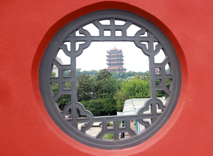 湖北武汉：黄鹤楼新红墙亮相