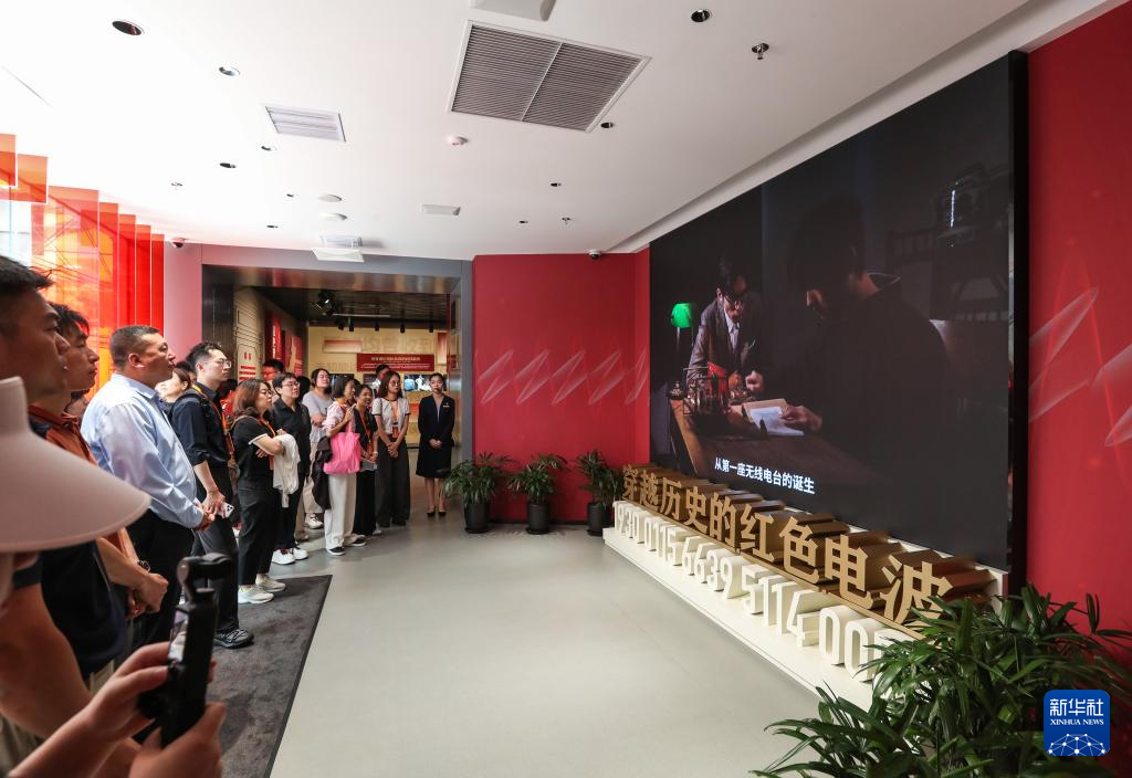 走进中国共产党无线电密码通信工作诞生地历史陈列展