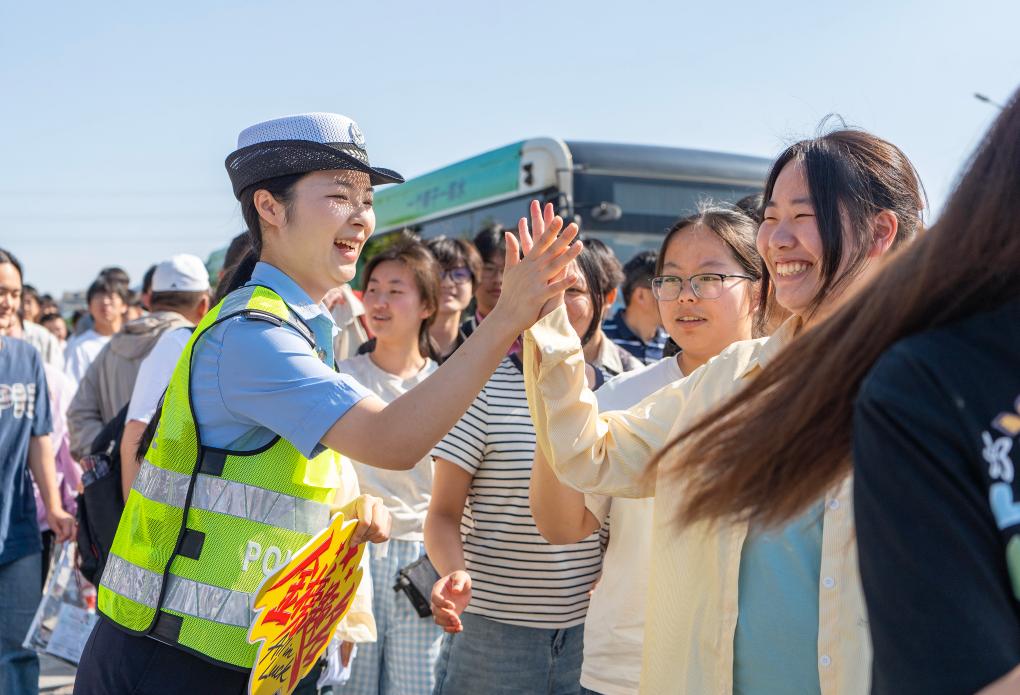 青春逐梦 聚力护航——2026年高考首日见闻