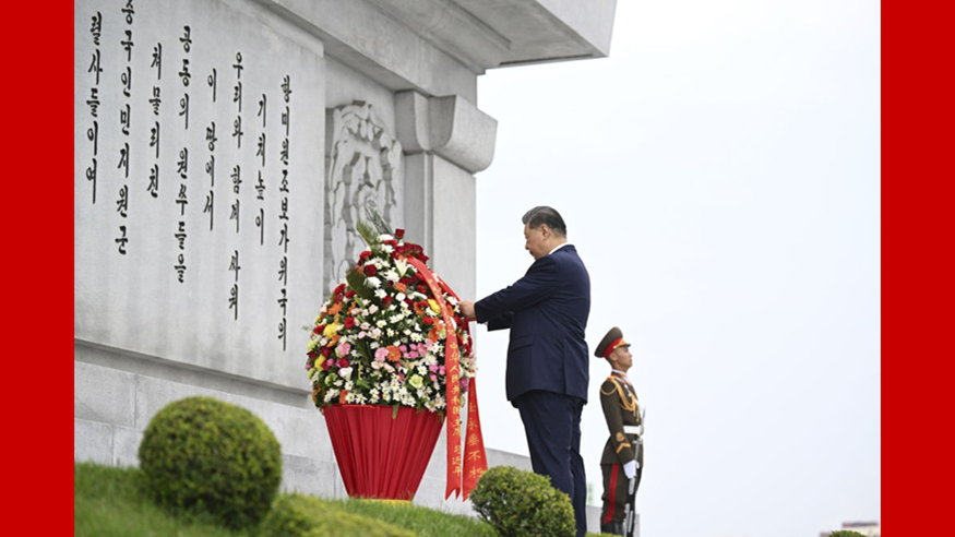 新华图讯丨习近平和彭丽媛参谒中朝友谊塔