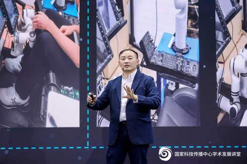 上海交通大学特聘教授、空中具身智能实验室主任吴奇在讲堂上
