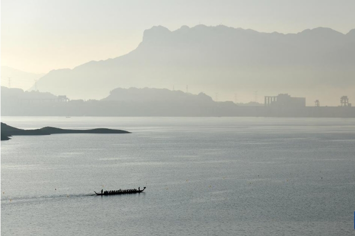 三峡坝前练龙舟