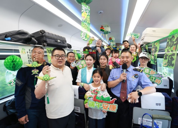 哈铁复兴号变身“端午流动民俗馆”