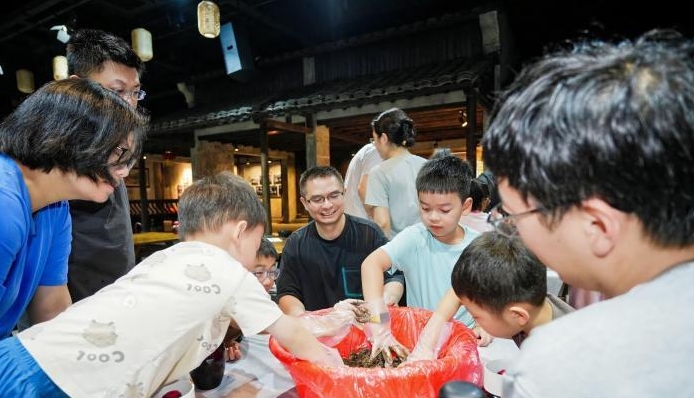 浙江绍兴：亲子携手封坛黄酒 以佳酿感恩父爱