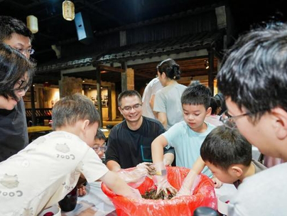 浙江绍兴：亲子携手封坛黄酒 以佳酿感恩父爱