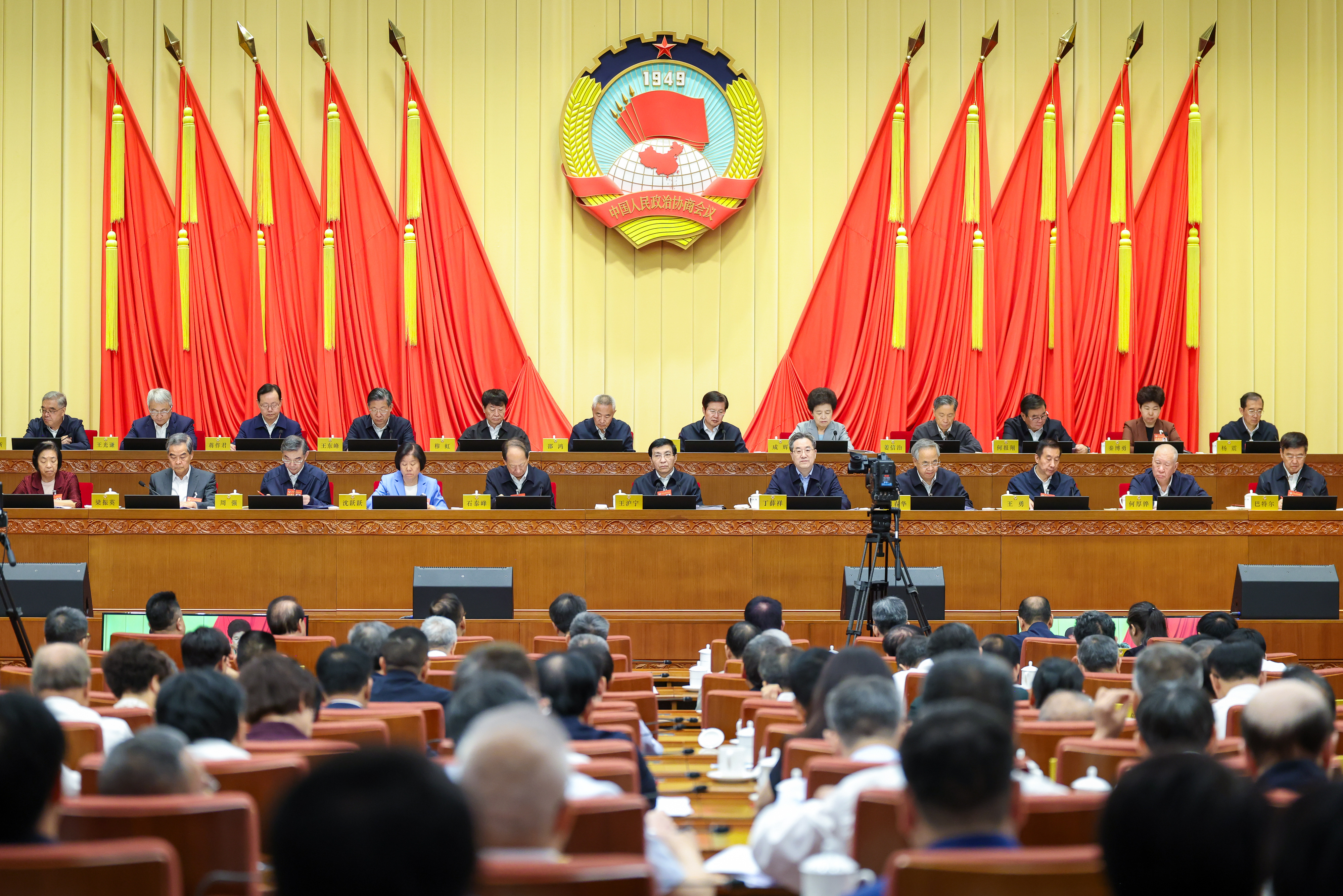 全国政协十四届常委会第十七次会议开幕 王沪宁主持 丁薛祥作报告