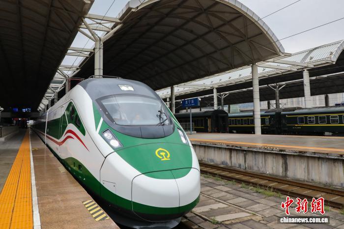 中国“复兴号”动卧列车首次在青藏铁路投运