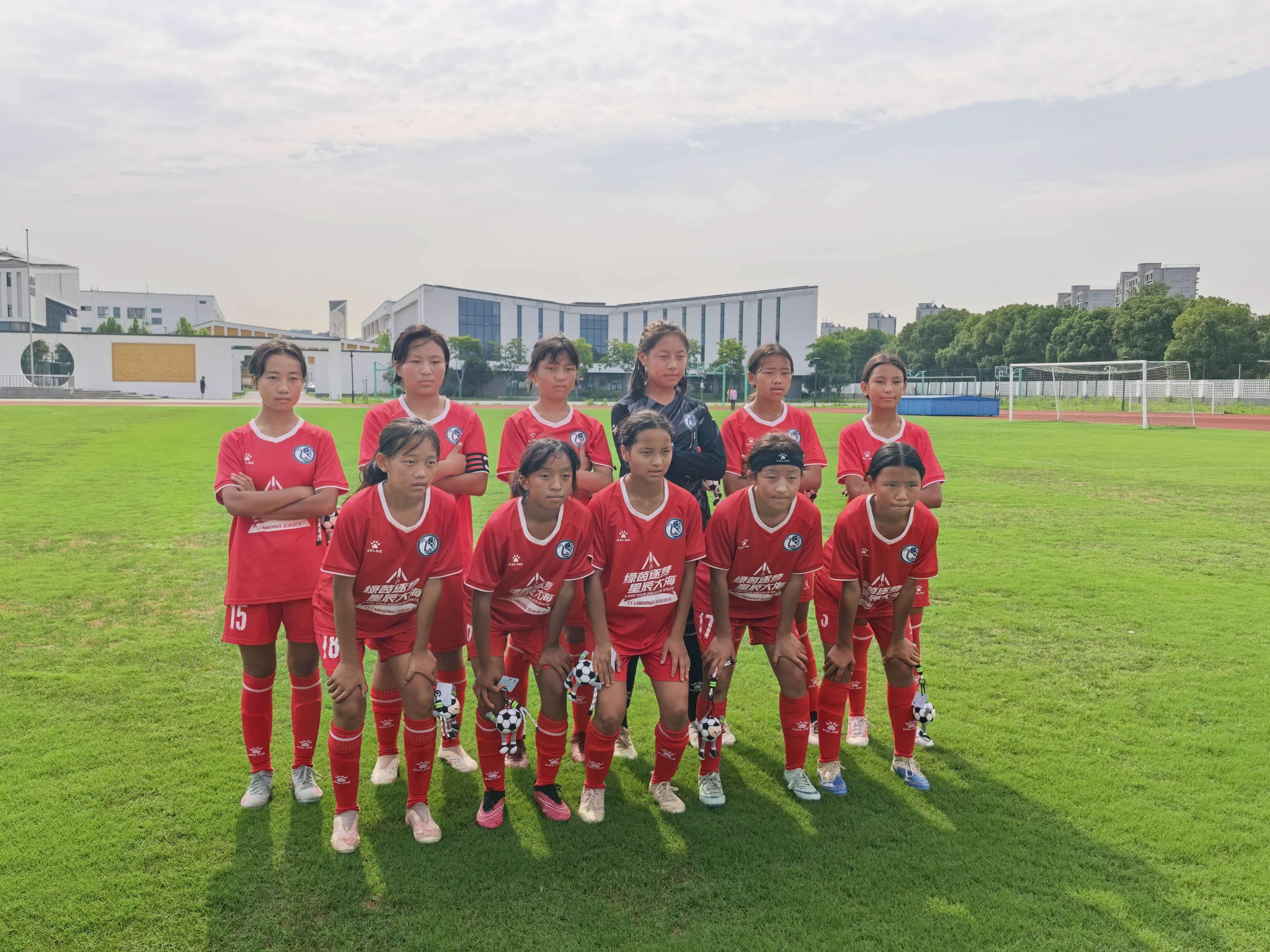 第二十七届“贝贝杯”青少年足球赛在张家港市凤凰镇开赛