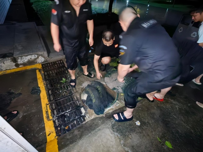 闻汛出击践初心 通宵抢险担使命