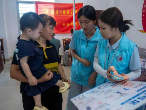 队员为居民科普足部健康知识