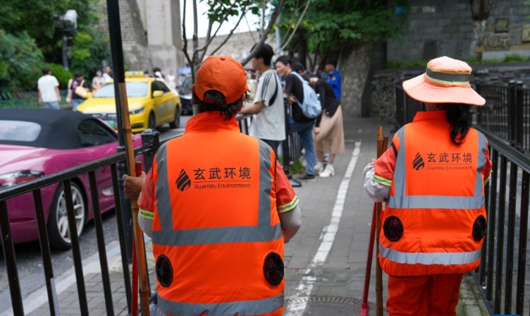 江苏南京：环卫工穿上“空调马甲”