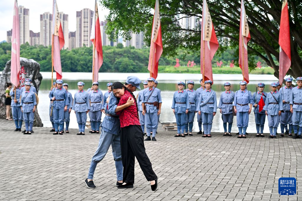 长征精神新画卷丨江西于都：长征渡口重现红军长征送别动人场景